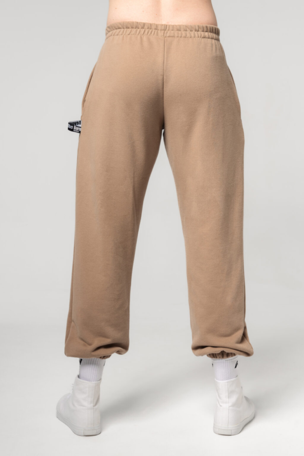 nebbia.preview.deploy.sk-gym-sweatpants-baggy-style-gym-bro-365-light-brown-02-1025x1536 GYM SWEATPANTS BAGGY STYLE GYM BRO LIGHT BROWN 365